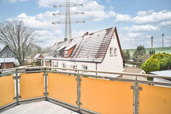 Balkon zur Seite des Hauses