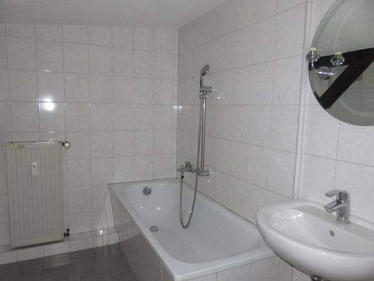 Badeinrichtung mit Wanne