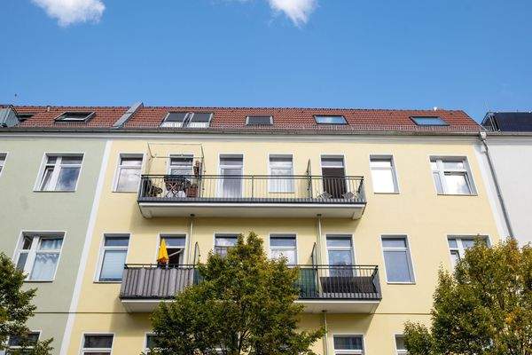 Straßenseitiger Blick auf den Balkon