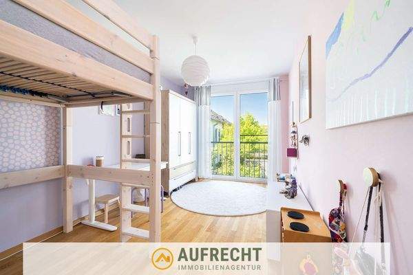 geräumiges Kinderzimmer