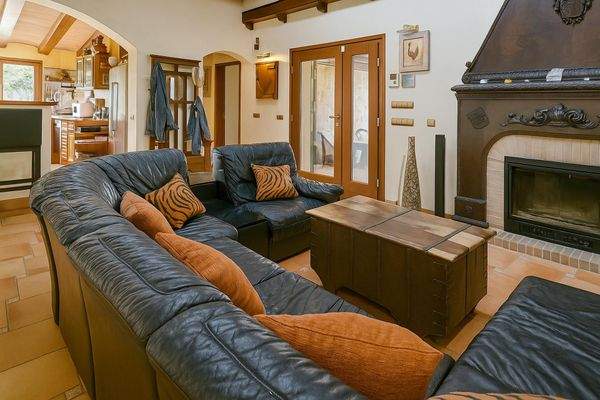 Wohnzimmer mit Kamin