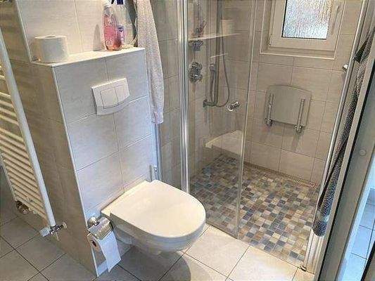 Bad mit Dusche und Wanne