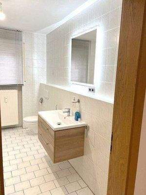 Bad mit Spiegel und Unterbauschrank