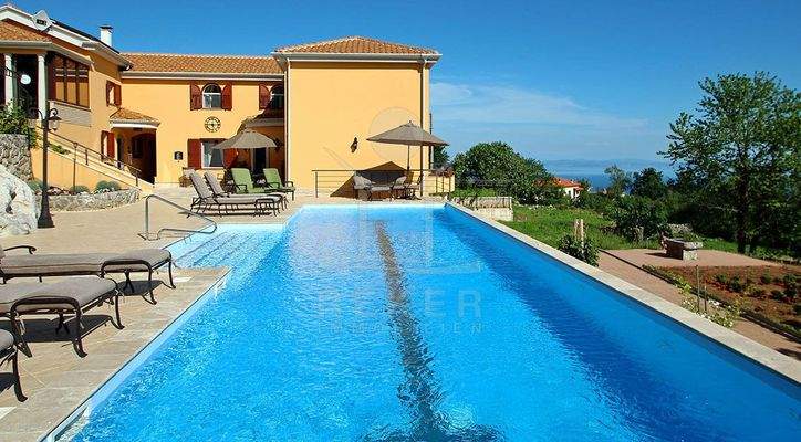 Ein beheizbarer Pool ergänzt den Luxus