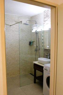 modernes Badezimmer mit barrierefreier Dusche