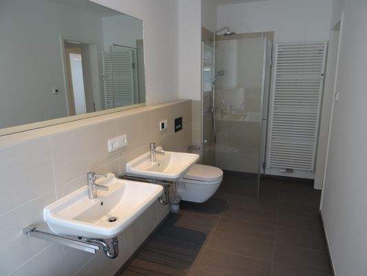 Bad mit Dusche und Wanne