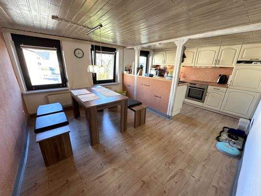 Lichtdurchflutete Wohn-Essküche und Einbaukomfort