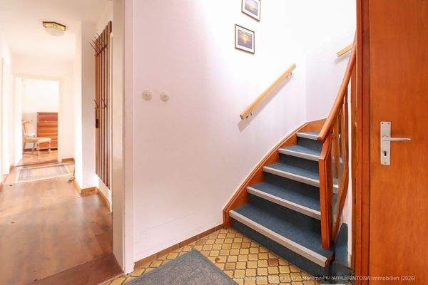 Flur und Treppe ins OG