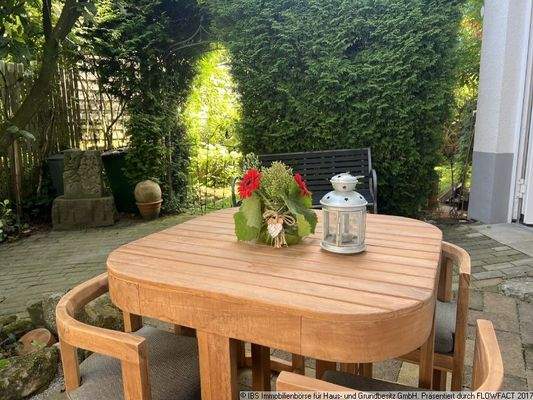 kleine Terrasse vorm Haus