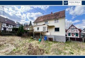 Sanierungsbedürftiges Fachwerkhaus mit großem Grundstück in Lorsbach