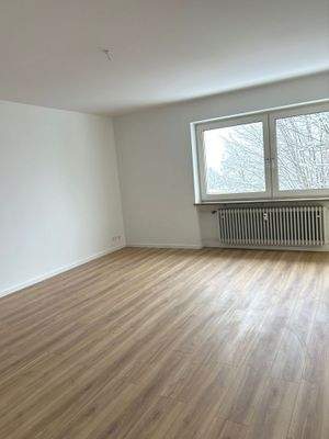 Leeres Zimmer mit Fenster