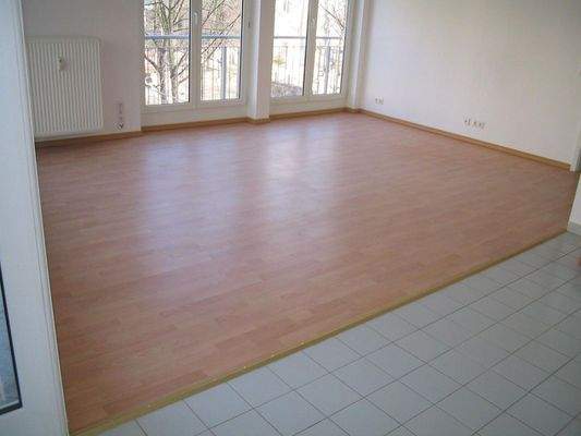 Blick Küche ins Wohnzimmer