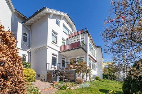 Gartenansicht der Mehrfamilien-Villa