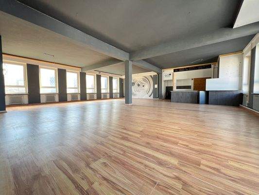 vorderer Raum mit Blick zur Bar.jpg