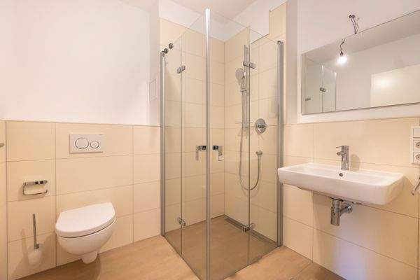 Duschbad mit WC, Waschbecken und bodengleicher Dus