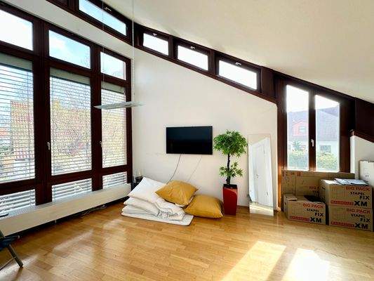 großes Zimmer im Obergeschoss