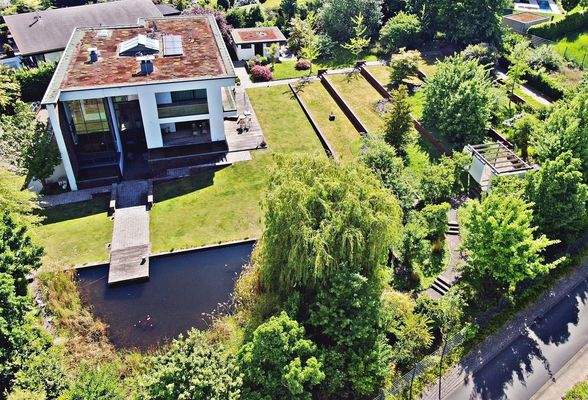 Seitenansicht mit Teich