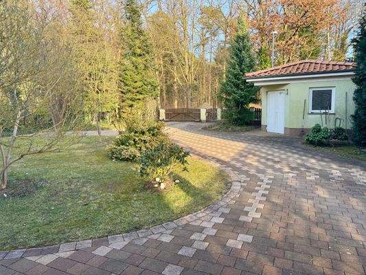 Einfahrt mit Gerätehaus