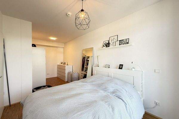 Schlafzimmer mit angrenzender Ankleide