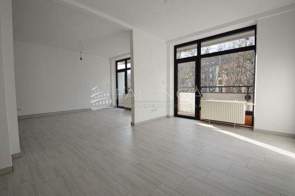 Wohn- und Esszimmer mit Balkonzugang