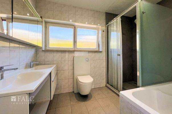 Badezimmer mit Dusche und Badewanne