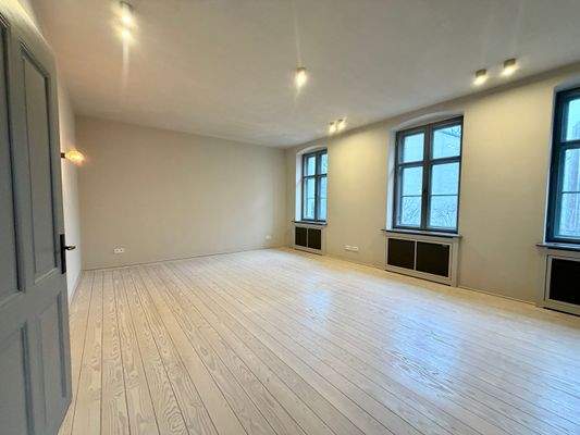 Wohnzimmer mit offener Küche