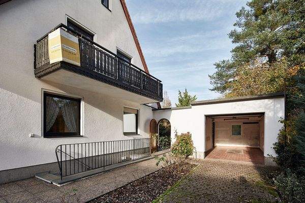 Einfahrt mit Einzelgarage 