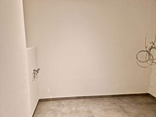 Abstellkammer mit Waschmaschinenanschluss