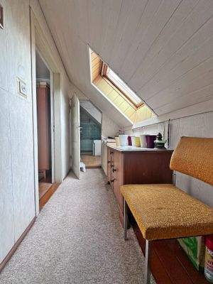 Flur im OG mit Blick zum Bad