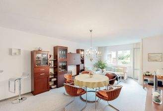 Wohn- und Esszimmer mit offener Küche