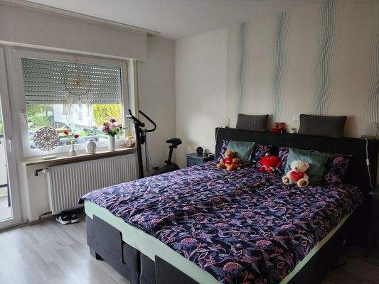 Schlafzimmer mit Zugang zum Balkon.jpg