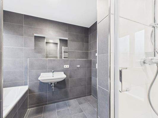 Badezimmer mit Dusche und Badewanne