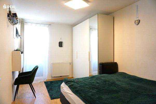 Schlafraum mit Ausgang auf den Balkon