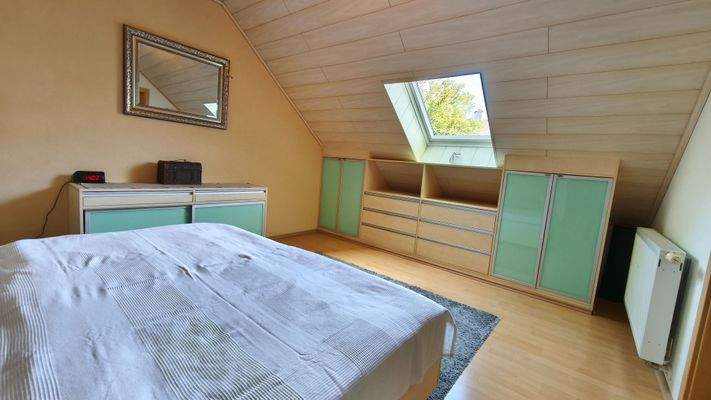 Elternschlafzimmer im 1.OG über Garage
