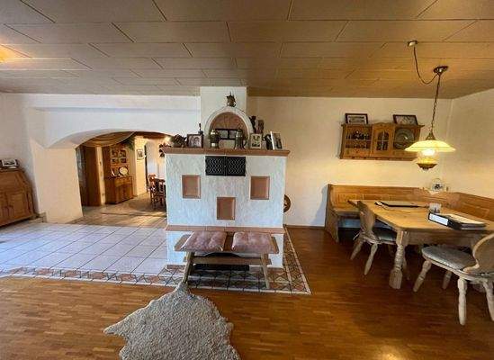 Kachelofen im Wohnzimmer mit Sitzecke