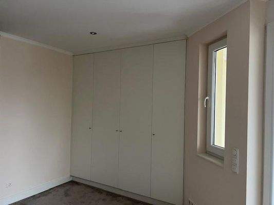 Schlafzimmer mit Einbauschrank