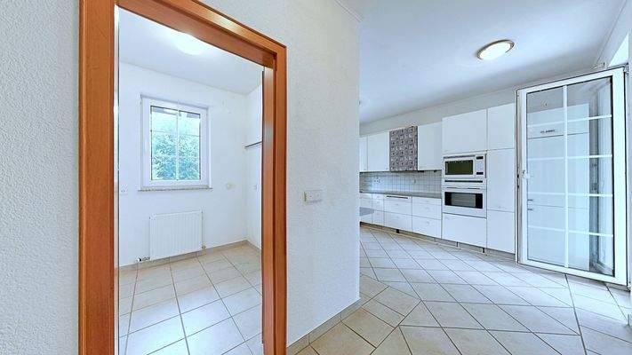 Küche und Speisekammer EG