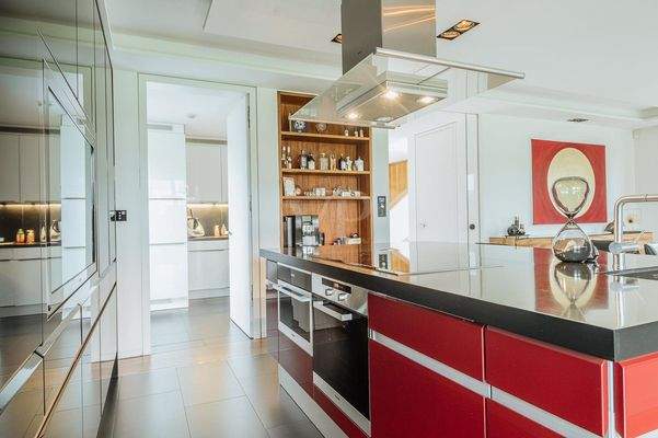 Einbauküche mit Blick in die Zweitküche