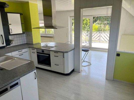 Einbauküche im offenen Wohnbereich