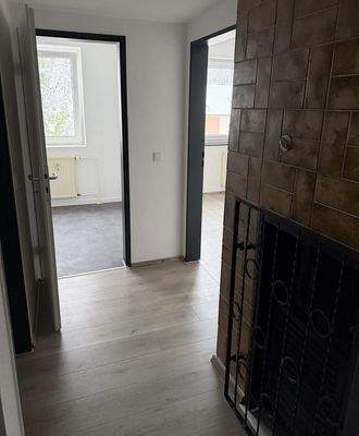 2. Flur mit Deko-Kamin