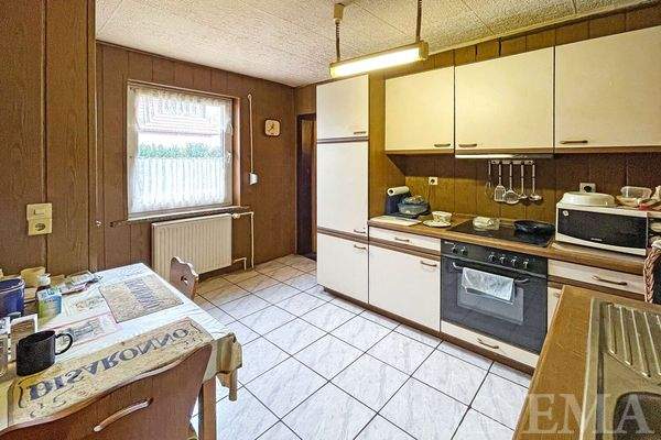 Küche mit Einbauküche