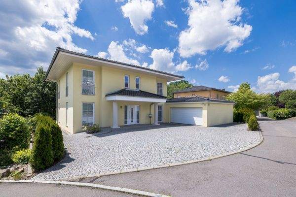 Außenansicht_Hof_Einfamilienhaus_Adelsberg