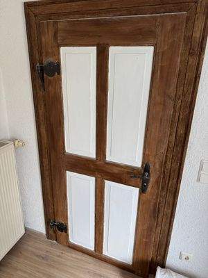 Liebevoll aufgearbeitete Türen