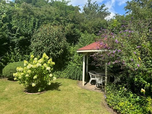 Garten mit Pavillon