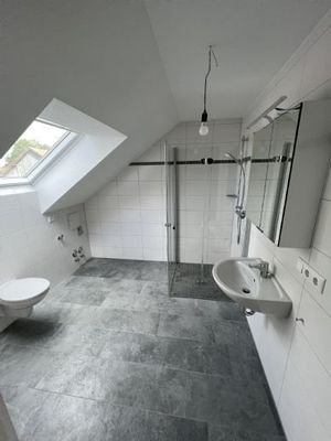 modernes u. großzügiges Bad