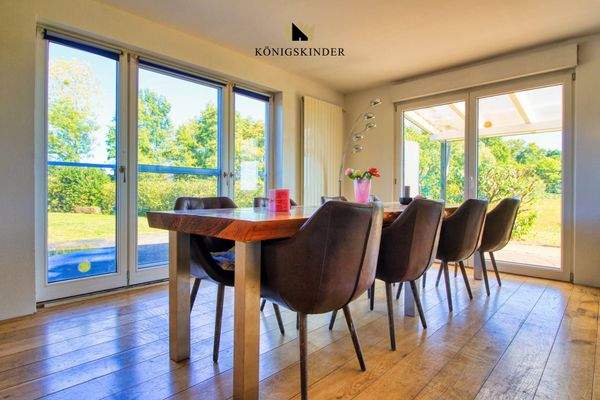 bietet sich ein herrlicher Blick ins Freie