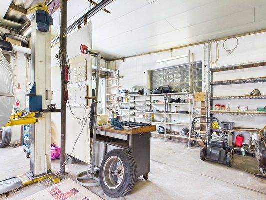 Ein-/Zweifamilienhaus mit Werkstatt in SB-Ensheim