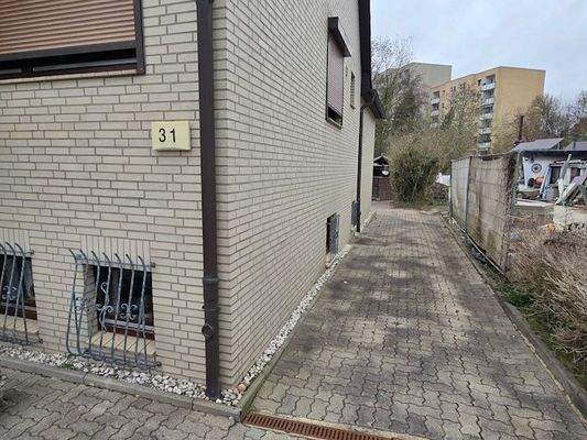 Außen Zufahrt zu Garagen und Carport.jpg