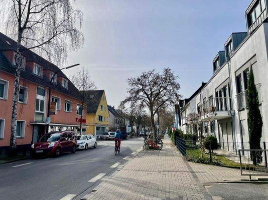Blick in die Wohn- und Geschäftsstraße