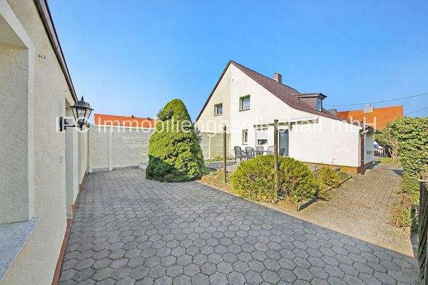 Hausansicht / Grundstücksseite